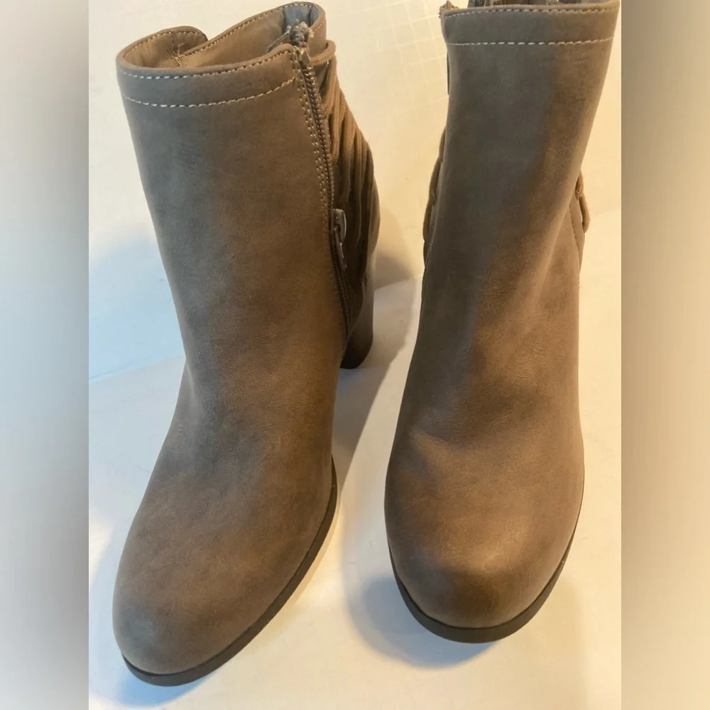 Madden Girl~Deliite~Faux Leather Ankle Boot~Criss Cross String Detail~Size 7.5